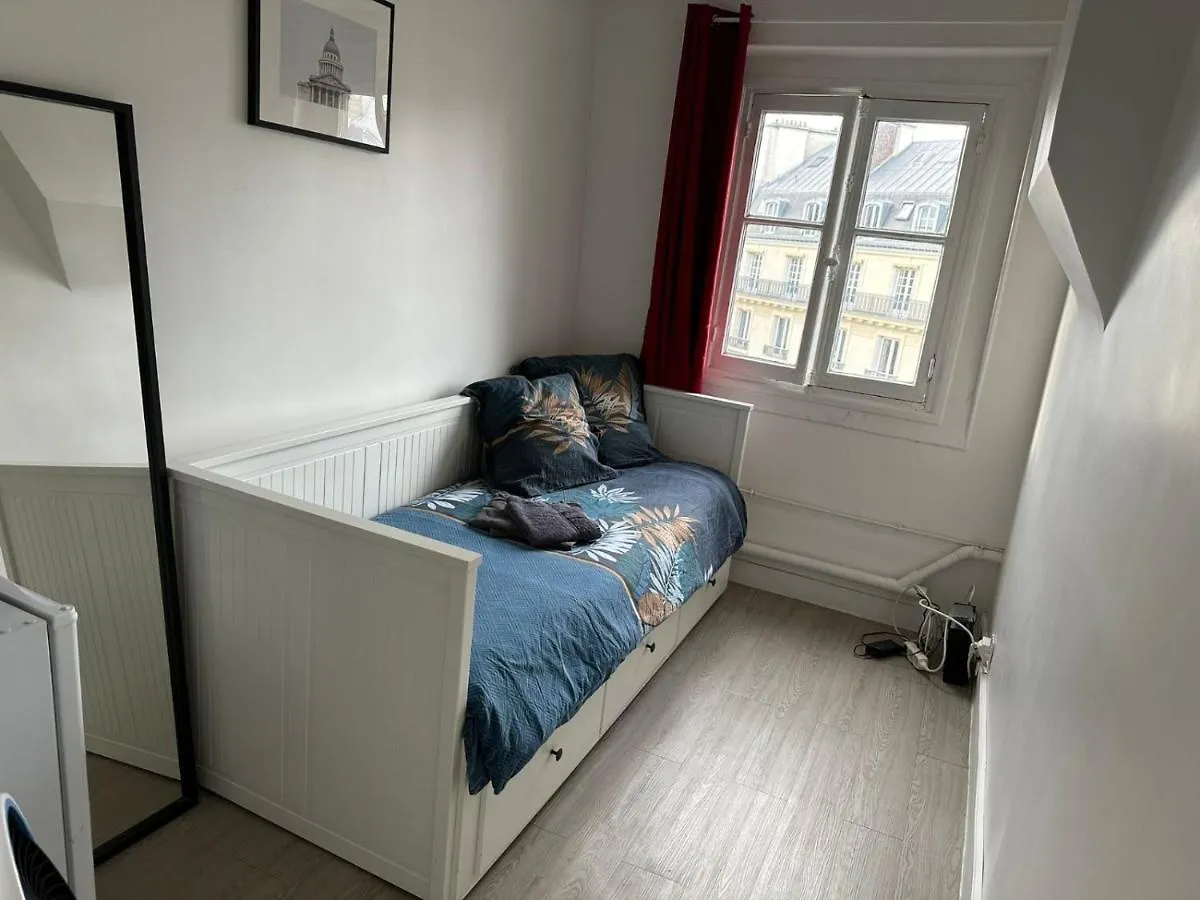 Guest Room Nearby Champs Elysees Paris France