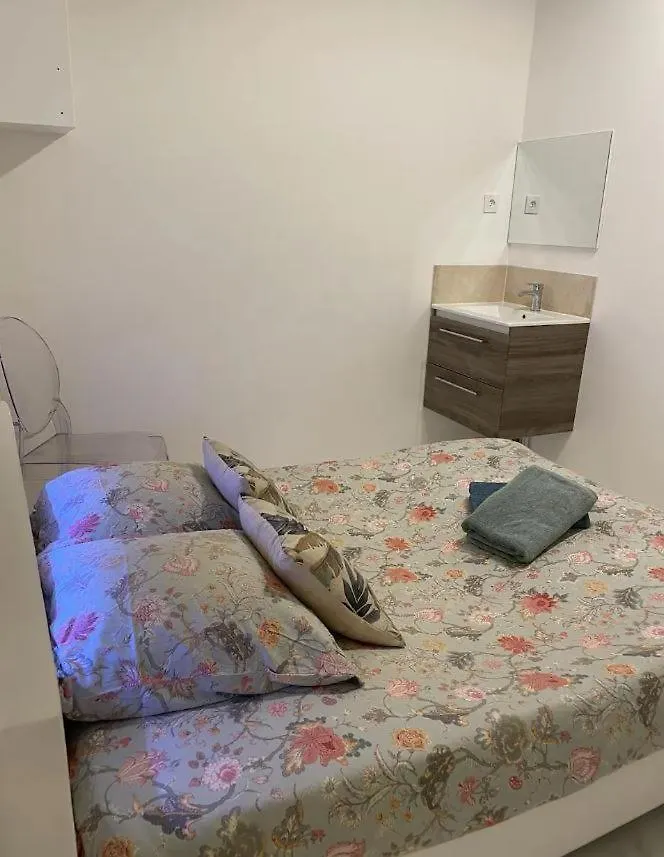 Guest Room Nearby Champs Elysees Paris France