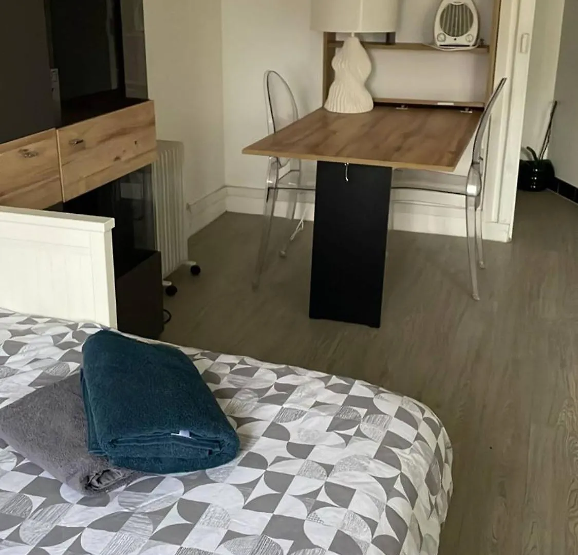 Guest Room Nearby Champs Elysees Paris Apartment
