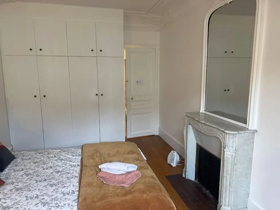 Guest Room Nearby Champs Elysees Paris Apartment